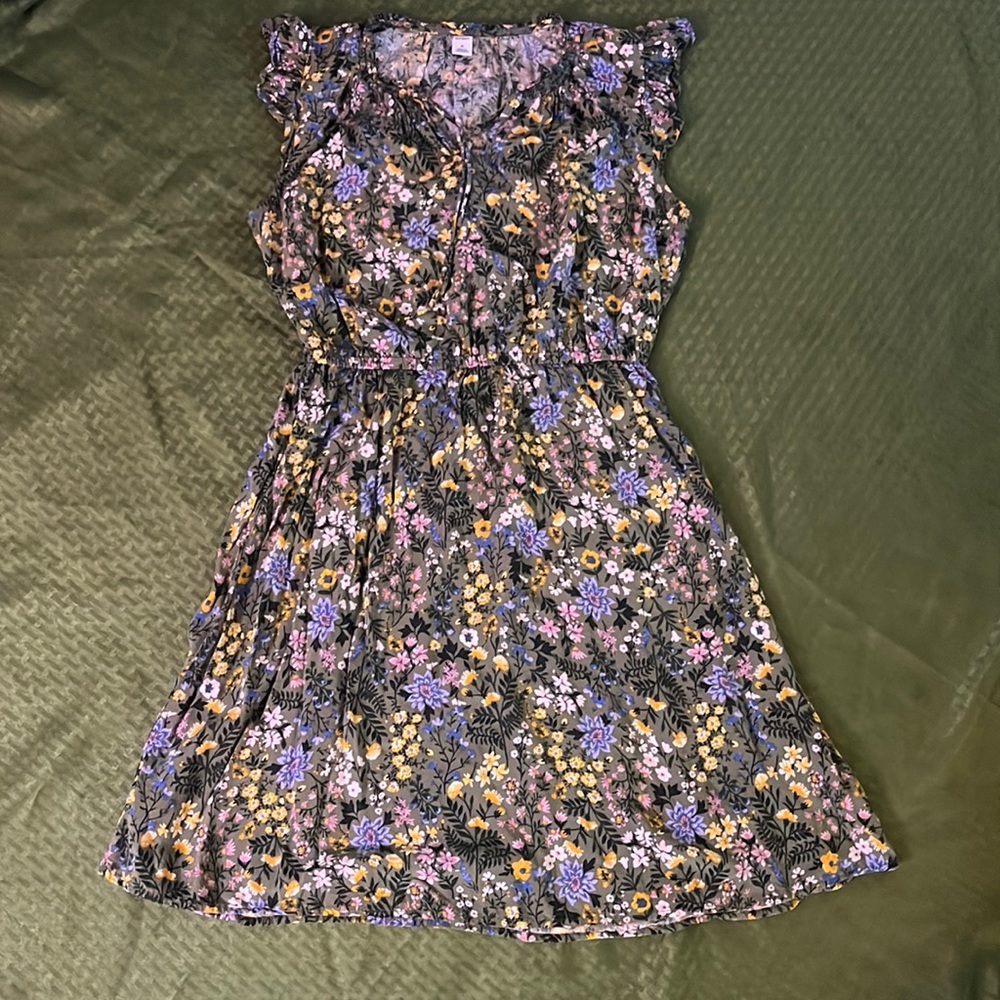 Old Navy pre-owned floral size M dress. Ruffle sleeve with a cinch high waist.